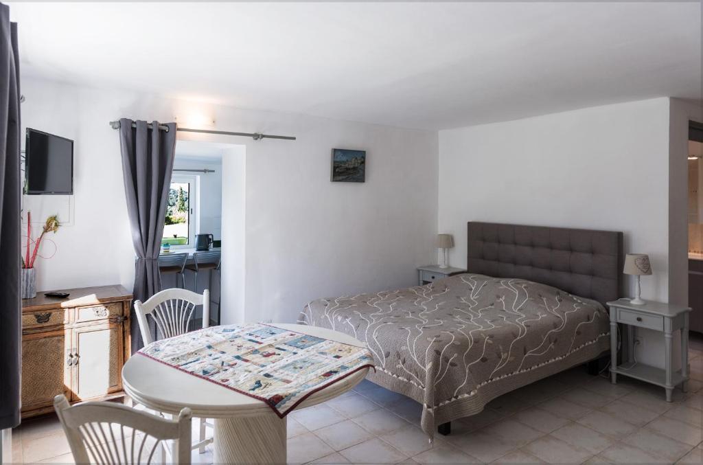 Bed and Breakfast Ecuries Sainte Croix Carcassonne Exterior foto